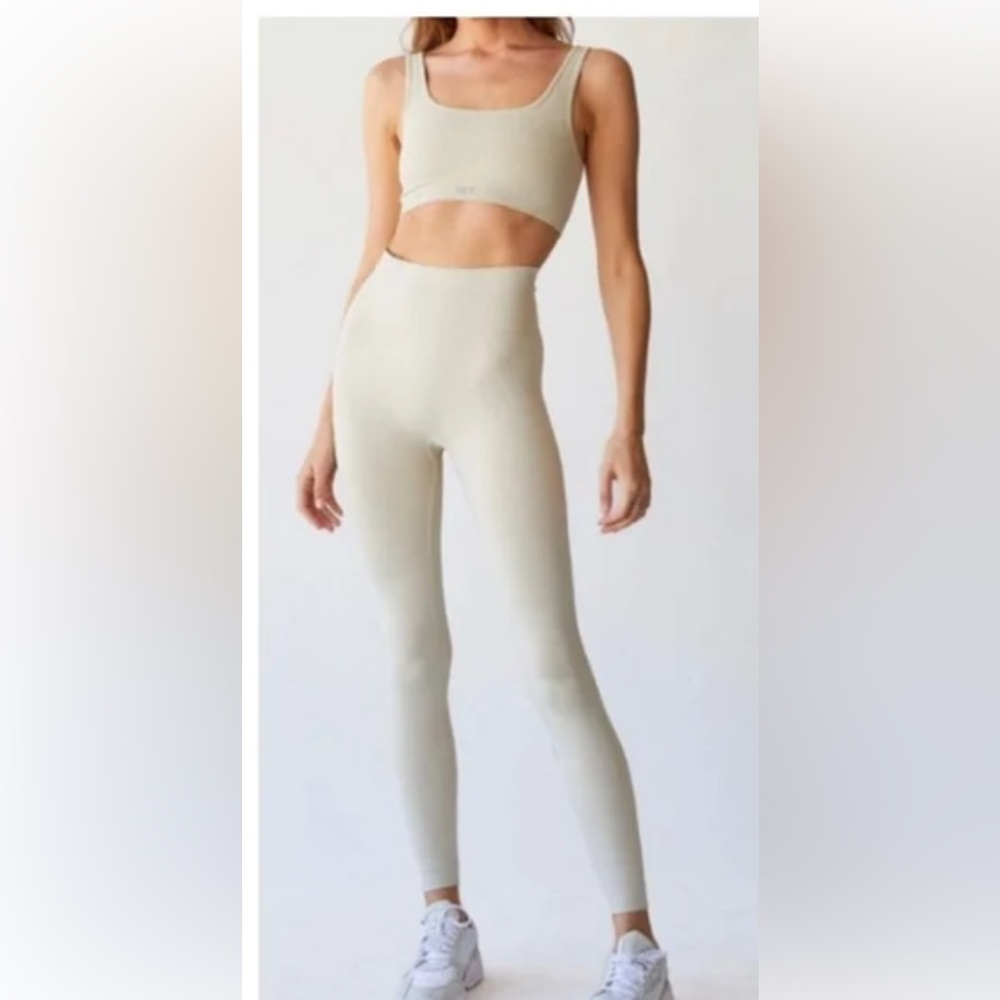 Set Active Sculptflex‎ Leggings Medium in color oat milk